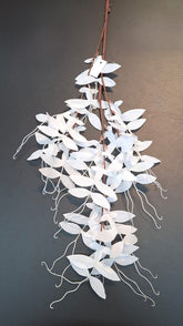 Ramură decorativă albă cu frunze lungi artificiale - 89cm